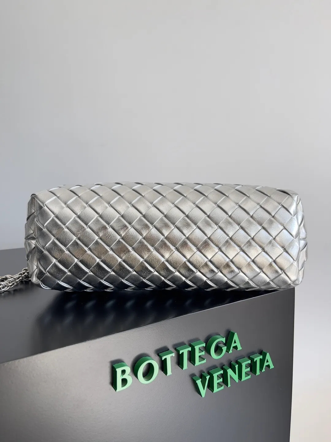 Batch 2260 BOTTEGA VENETA Lady's LAUREN CLUTCH Chain Clutch was inspired by 40 years ago. It is a perfect fusion of classic and modern bags. It is effortless and fashionable for any occasion and at any time. The newly added detachable metal chain allows people to have more ways to carry it. It is grand and elegant. Style No.: 785807 Size: 31.5*16.5*11cm